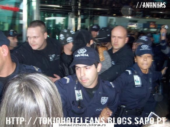 :rotfl: tokio hotel au fost escortati de politie in aeroportul din wow...

am auzit-o shi pe